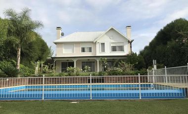 Casa al agua con 4 dormitorios en alquiler en el barrio  Los Castores Nordelta