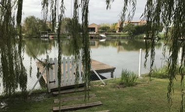 Casa al agua con 4 dormitorios en alquiler en el barrio  Los Castores Nordelta