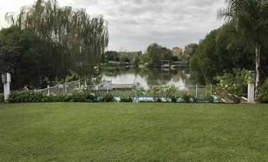 Casa al agua con 4 dormitorios en alquiler en el barrio  Los Castores Nordelta