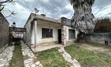 Casa en venta de tres ambientes en Moron
