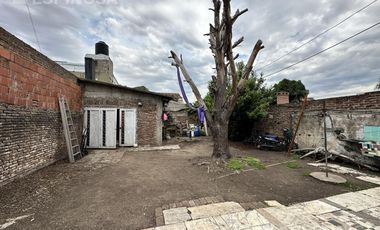 Casa en venta de tres ambientes en Moron