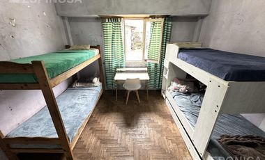 Casa en venta de tres ambientes en Moron