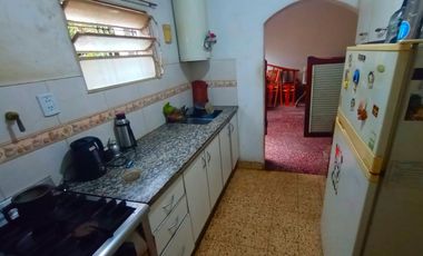 Casa de tres ambientes en venta,Moron. Lote propio de 10,20 x 33x30-