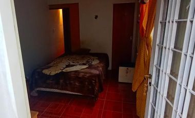 Casa de tres ambientes en venta,Moron. Lote propio de 10,20 x 33x30-
