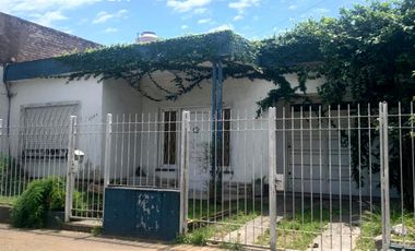 Casa de tres ambientes en venta,Moron. Lote propio de 10,20 x 33x30-