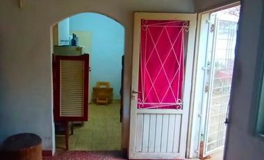 Casa de tres ambientes en venta,Moron. Lote propio de 10,20 x 33x30-