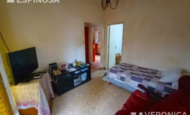 Casa de tres ambientes en venta,Moron. Lote propio de 10,20 x 33x30-