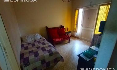 Casa de tres ambientes en venta,Moron. Lote propio de 10,20 x 33x30-