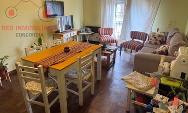 Departamento  céntrico en segundo piso por escalera, con dos dormitorios, baño, cocina, living comedor, lavcadero.