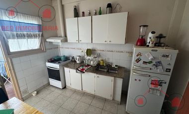 Departamento  céntrico en segundo piso por escalera, con dos dormitorios, baño, cocina, living comedor, lavcadero.