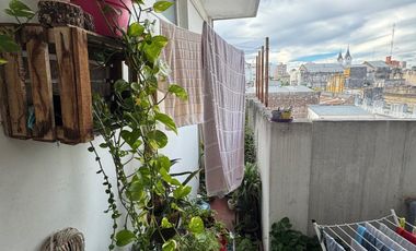 Departamento  céntrico en segundo piso por escalera, con dos dormitorios, baño, cocina, living comedor, lavcadero.