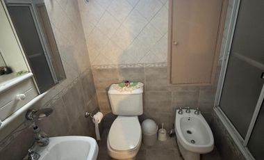 Departamento  céntrico en segundo piso por escalera, con dos dormitorios, baño, cocina, living comedor, lavcadero.