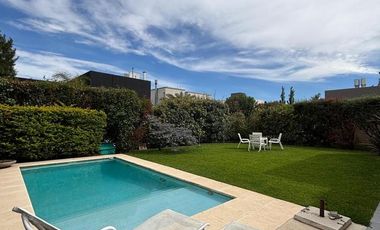 Casa en Venta Altos de Hudson 2 de 3 dormitorios, parque y pileta