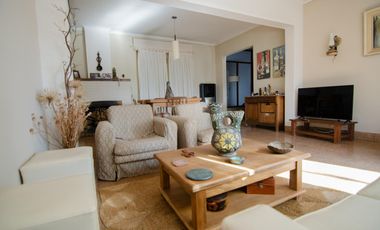 Casa de tres dormitorios con local comercial y quincho | San Carlos de Bolívar