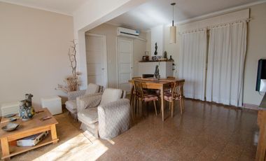 Casa de tres dormitorios con local comercial y quincho | San Carlos de Bolívar