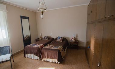 Casa de tres dormitorios con local comercial y quincho | San Carlos de Bolívar