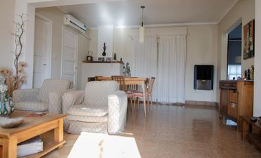 Casa de tres dormitorios con local comercial y quincho | San Carlos de Bolívar