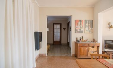 Casa de tres dormitorios con local comercial y quincho | San Carlos de Bolívar