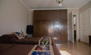 Casa de tres dormitorios con local comercial y quincho | San Carlos de Bolívar