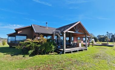 CASA 4 DORMITORIOS CON VISTA AL LAGO Y VOLCANES EN TOTORAL