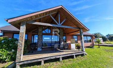 CASA 4 DORMITORIOS CON VISTA AL LAGO Y VOLCANES EN TOTORAL