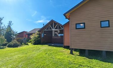 CASA 4 DORMITORIOS CON VISTA AL LAGO Y VOLCANES EN TOTORAL