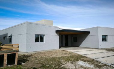 Casa en Venta 4 amb a la Laguna Barrio San Sebastian G.B.A Zona Norte