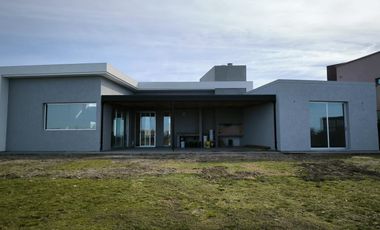 Casa en Venta 4 amb a la Laguna Barrio San Sebastian G.B.A Zona Norte