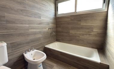 Casa en Venta 4 amb a la Laguna Barrio San Sebastian G.B.A Zona Norte