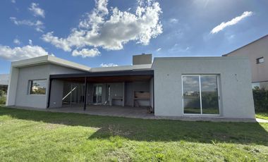 Casa en Venta 4 amb a la Laguna Barrio San Sebastian G.B.A Zona Norte