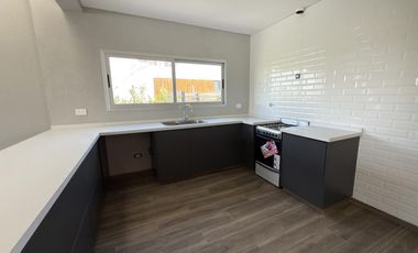 Casa en Venta 4 amb a la Laguna Barrio San Sebastian G.B.A Zona Norte