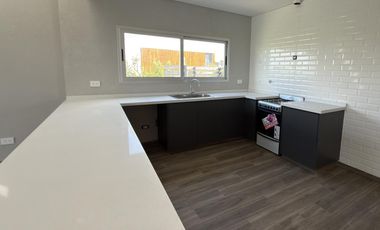 Casa en Venta 4 amb a la Laguna Barrio San Sebastian G.B.A Zona Norte