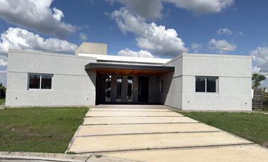 Casa en Venta 4 amb a la Laguna Barrio San Sebastian G.B.A Zona Norte