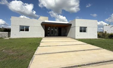 Casa en Venta 4 amb a la Laguna Barrio San Sebastian G.B.A Zona Norte