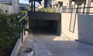 DUPLEX EN COMPLEJO DE CATEGORIA