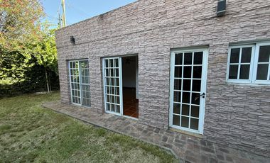 Casa 3 ambientes con Cochera y Patio en Venta - Wilde