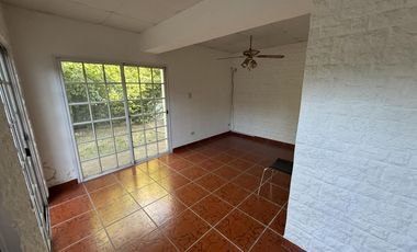 Casa 3 ambientes con Cochera y Patio en Venta - Wilde