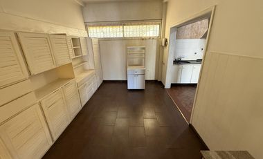 Casa 3 ambientes con Cochera y Patio en Venta - Wilde