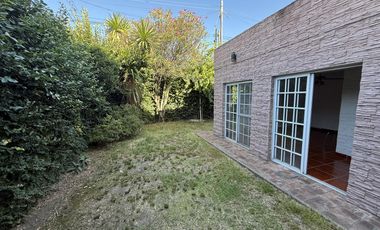 Casa 3 ambientes con Cochera y Patio en Venta - Wilde