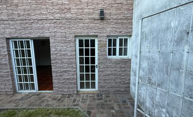 Casa 3 ambientes con Cochera y Patio en Venta - Wilde