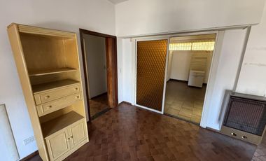 Casa 3 ambientes con Cochera y Patio en Venta - Wilde
