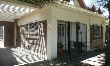 CASA EN ADROGUE EN EXCELENTE UBICACION