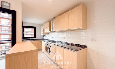 Semipiso 3 amb al frente con Balcón terraza y COCHERA - Plaza Mitre