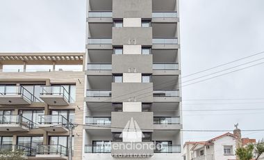 Semipiso 3 amb al frente con Balcón terraza y COCHERA - Plaza Mitre