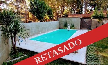 Excelente casa con pileta climatizada por ozonización. Sobre exuberante lote OPORTUNIDAD  RETASADA
