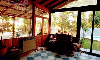 Excelente casa con pileta climatizada por ozonización. Sobre exuberante lote OPORTUNIDAD  RETASADA