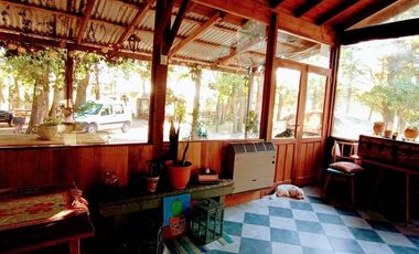 Excelente casa con pileta climatizada por ozonización. Sobre exuberante lote OPORTUNIDAD  RETASADA