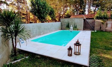 Excelente casa con pileta climatizada por ozonización. Sobre exuberante lote OPORTUNIDAD  RETASADA
