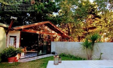 Excelente casa con pileta climatizada por ozonización. Sobre exuberante lote OPORTUNIDAD  RETASADA
