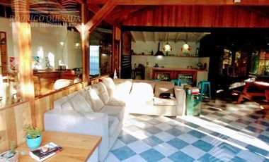 Excelente casa con pileta climatizada por ozonización. Sobre exuberante lote OPORTUNIDAD  RETASADA